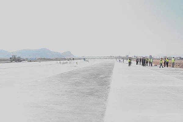 宝马娱乐如期复航 赤峰机场顺利完成跑道延长300米工程(图2)